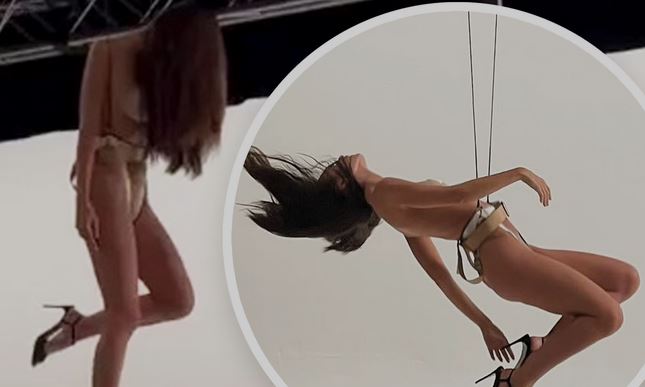 Naked Emily Ratajkowski Does Her Own Stunts Thblog