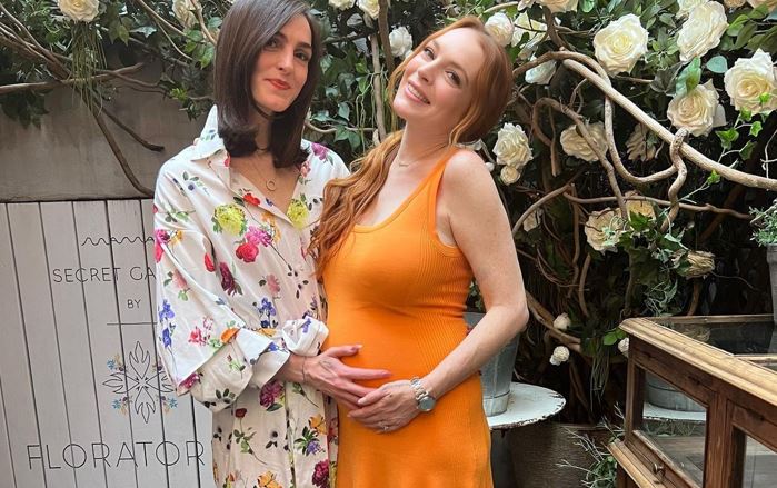 Lindsay Lohan Shows Off Her Baby Bump Thblog