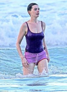 The Hottest Bikini Photos Of Anne Hathaway Around The Net Thblog