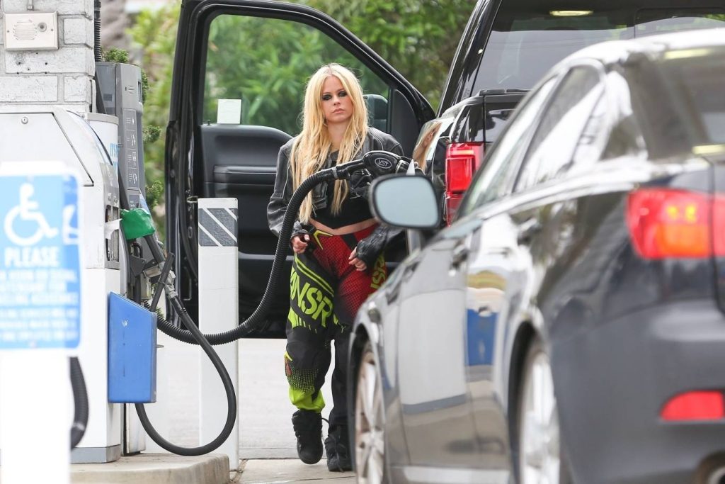 Singer Avril Lavigne refuels her truck at Malibu gas station - 12thBlog