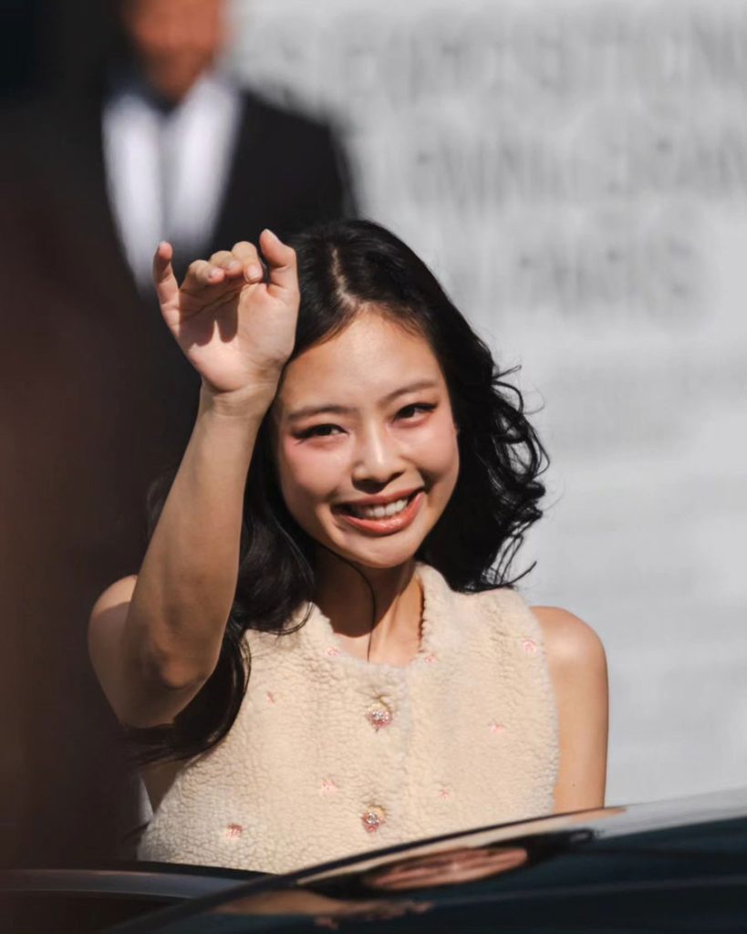 JENNIE Attends Chanel Spring Summer 2024 Fashion Show In Paris 12thBlog   Jennie At Chanel Spring Summer 2024 Fashion Show In 18 819x1024 