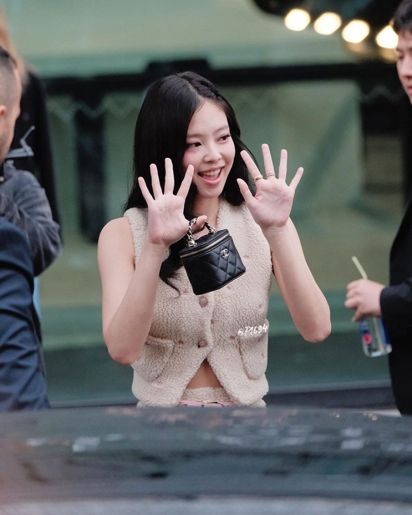 JENNIE Attends Chanel Spring Summer 2024 Fashion Show In Paris 12thBlog   Jennie At Chanel Spring Summer 2024 Fashion Show In 24 819x1024 